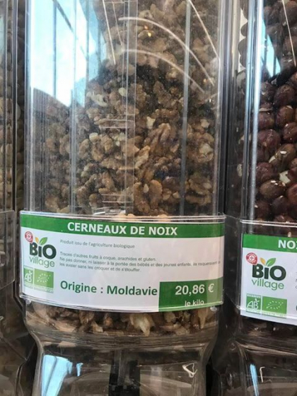 Miezul de nuca moldovenesc, vandut in magazinele din Franta. Un kilogram vandut acolo este de aproape 5 ori mai scump decat in Republica Moldova - FOTO Miezul de nuca moldovenesc, vandut in magazinele din Franta. Un kilogram vandut acolo este de aproape 5 ori mai scump decat in Republica Moldova - FOTO