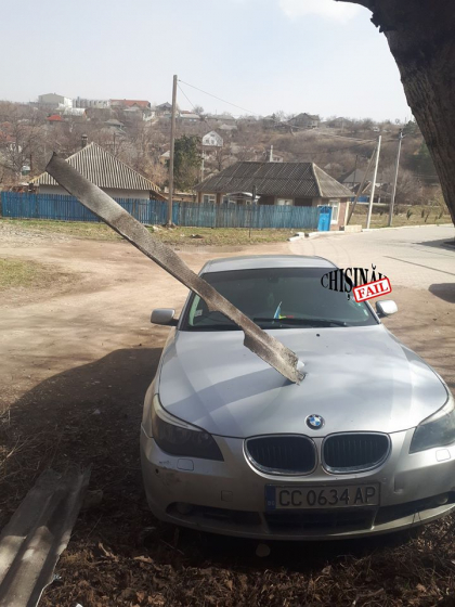 O bucata de ardezie smulsa de vant s-a infipt in capota unui BMW parcat pe o strada din Orhei - FOTO O bucata de ardezie smulsa de vant s-a infipt in capota unui BMW parcat pe o strada din Orhei - FOTO