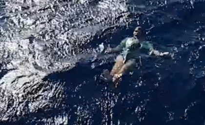 A cazut din barca, dar a supravietuit ore intregi datorita unei tehnici folosite in Marina SUA - VIDEO A cazut din barca, dar a supravietuit ore intregi datorita unei tehnici folosite in Marina SUA - VIDEO