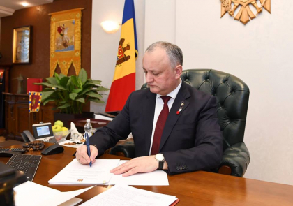 Nici nu a reusit bine Candu sa le trimita, ca Dodon le-a si promulgat. Este vorba de initiativele lui Vlad Plahotniuc, pentru care Guvernul si-a asumat raspunderea in fata Parlamentului Nici nu a reusit bine Candu sa le trimita, ca Dodon le-a si promulgat. Este vorba de initiativele lui Vlad Plahotniuc, pentru care Guvernul si-a asumat raspunderea in fata Parlamentului