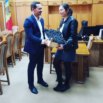 Femeia din Durlesti care spunea ca frigiderul ii este inca plin cu peste 60 de tone de struguri, dupa ce nu si-a putut vinde productia peste hotare, cheama producatorii autohtoni la un targ in scuarul Catedralei - FOTO Femeia din Durlesti care spunea ca frigiderul ii este inca plin cu peste 60 de tone de struguri, dupa ce nu si-a putut vinde productia peste hotare, cheama producatorii autohtoni la un targ in scuarul Catedralei - FOTO