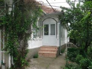 Reactia lui Ghimpu dupa ce casa parinteasca a lui Dorin Chirtoaca a fost sechestrata in dosarul in care este acuzat: "Parintii mai au o casa la cimitirul de langa biserica. De ce instanta n-a pus sechestru si pe aceasta?" - FOTO