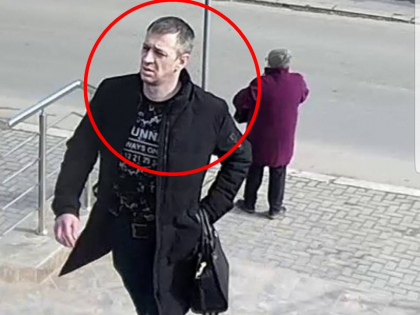 Fura bani din gentile profesorilor din mai multe scoli din capitala si o lua la fuga. Barbatul din imagini, cautat de politie - VIDEO Fura bani din gentile profesorilor din mai multe scoli din capitala si o lua la fuga. Barbatul din imagini, cautat de politie - VIDEO