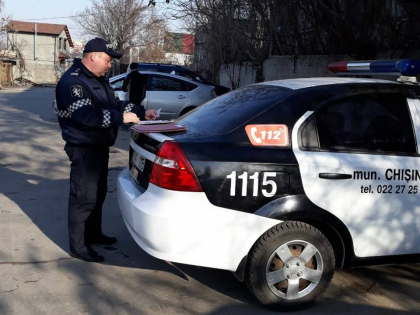 Taximetristii, verificati si amendati de politie. Neregulile gasite de oamenii legii - FOTO Taximetristii, verificati si amendati de politie. Neregulile gasite de oamenii legii - FOTO