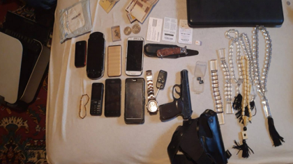 Intrau in casele batranilor, ii bateau si le furat toti banii din locuinta. Cinci persoane, retinute de oamenii legii. Un barbat, aflat in penitenciar, le spunea ce trebuie sa faca. Schema prin care actionau - VIDEO Intrau in casele batranilor, ii bateau si le furat toti banii din locuinta. Cinci persoane, retinute de oamenii legii. Un barbat, aflat in penitenciar, le spunea ce trebuie sa faca. Schema prin care actionau - VIDEO
