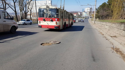 Un barbat din capitala se plange ca atunci cand a trecut cu masina peste o gura de canalizare, capacul acesteia s-a intors si a spart roata automobilului. Soferul a chemat politia - FOTO Un barbat din capitala se plange ca atunci cand a trecut cu masina peste o gura de canalizare, capacul acesteia s-a intors si a spart roata automobilului. Soferul a chemat politia - FOTO