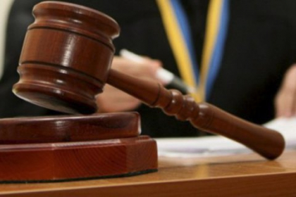 Un moldovean a incercat sa se sinucida chiar in timpul unei sedinte de judecata la Kiev Un moldovean a incercat sa se sinucida chiar in timpul unei sedinte de judecata la Kiev