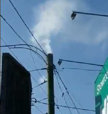 Momentul in care dintr-un pilon iese fum. Imagini, surprinse de un internaut pe o strada din capitala - VIDEO Momentul in care dintr-un pilon iese fum. Imagini, surprinse de un internaut pe o strada din capitala - VIDEO