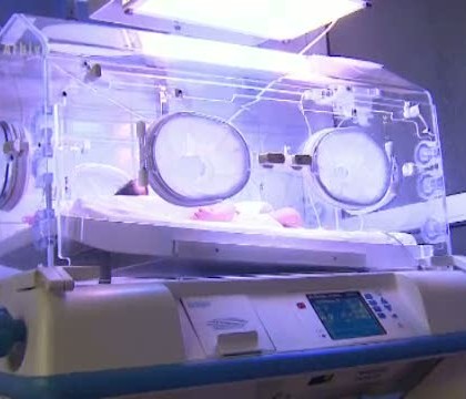 O criza de sughituri a unui nou-nascut din Marea Britanie s-a dovedit a fi un atac cerebral