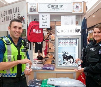 Scandal imens in Marea Britanie din cauza unei bauturi energizante. Se cheama "Cocaine" si are un mesaj anti-drog Scandal imens in Marea Britanie din cauza unei bauturi energizante. Se cheama "Cocaine" si are un mesaj anti-drog