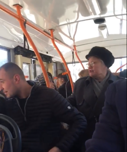 Scandal intr-un troleibuz din capitala. Un barbat a fost luat la rost de o femeie, dupa ce a refuzat sa-i ofere locul in transportul public. Ce a urmat si cum s-au calmat spiritele - VIDEO Scandal intr-un troleibuz din capitala. Un barbat a fost luat la rost de o femeie, dupa ce a refuzat sa-i ofere locul in transportul public. Ce a urmat si cum s-au calmat spiritele - VIDEO