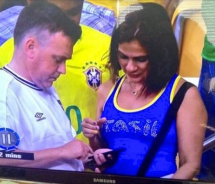 Campionatul Mondial 2014. Un fan al Angliei pozat in tribune alaturi de o brazilianca a fost acuzat ca-si insala sotia