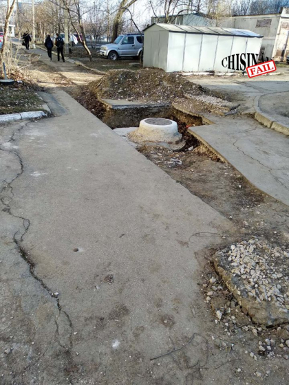 O groapa imensa a aparut intr-o curte de la Ciocana, dupa ce muncitorii ar fi facut sapaturi. Locatarii din preajma spun ca de un an asteapta sa fie astupata, insa responsabilii tot amana - FOTO O groapa imensa a aparut intr-o curte de la Ciocana, dupa ce muncitorii ar fi facut sapaturi. Locatarii din preajma spun ca de un an asteapta sa fie astupata, insa responsabilii tot amana - FOTO