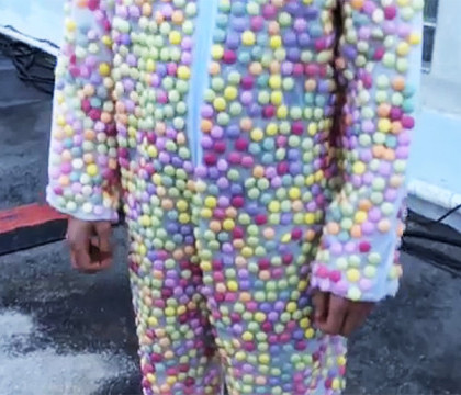 Ce se intampla cand bagi un om imbracat in Mentos in Coca Cola. VIDEO cu experimentul care a devenit viral pe internet Ce se intampla cand bagi un om imbracat in Mentos in Coca Cola. VIDEO cu experimentul care a devenit viral pe internet