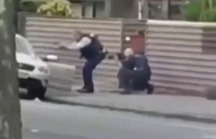 Momentul in care autorul atacului sangeros din Noua Zeelanda este prins de politie Momentul in care autorul atacului sangeros din Noua Zeelanda este prins de politie
