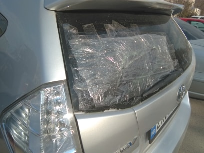 Un barbat din capitala a deteriorat cu o ranga metalica opt automobile din fata inspectoratului de politie din sectorul Ciocana. Barbatul a fost transportat la spitalul de psihiatrie - GALERIE FOTO