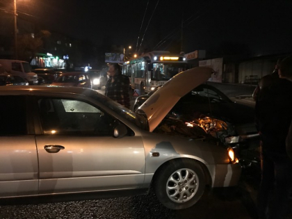 Doua masini au fost implicate intr-un accident in sectorul Botanica- GALERIE FOTO Doua masini au fost implicate intr-un accident in sectorul Botanica- GALERIE FOTO