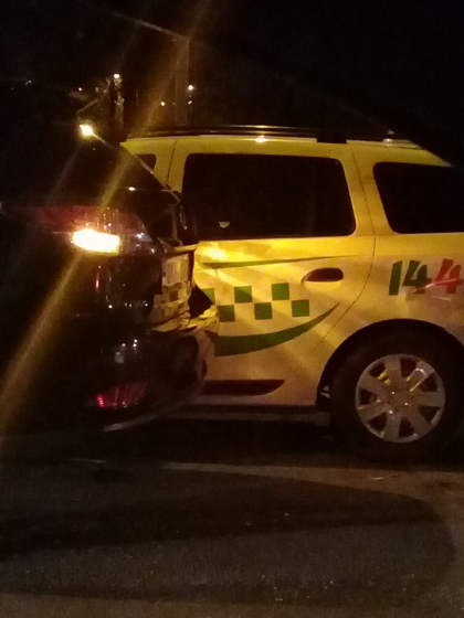 Doua masini, dintre care un taxi, implicate intr-un accident pe strada Vasile Lupu din capitala - FOTO Doua masini, dintre care un taxi, implicate intr-un accident pe strada Vasile Lupu din capitala - FOTO