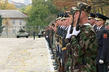 Sarbatoare la armata. Spectacolul de care au avut parte ostasii cu ocazia aniversarii Sarbatoare la armata. Spectacolul de care au avut parte ostasii cu ocazia aniversarii