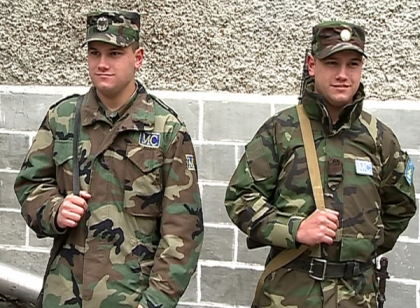 Pusi pe sotii, chiar daca sunt militari. Povestea a doi frati gemeni pe care pana si parintii ii incurca Pusi pe sotii, chiar daca sunt militari. Povestea a doi frati gemeni pe care pana si parintii ii incurca