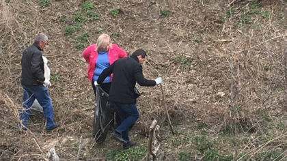 Elevii din mai multe licee din capitala impreuna cu alti locuitori si angajati ai primariei, in frunte cu Ruslan Codreanu, s-au adunat pentru a face curatenie in preajma raului Bic: "La primarie e mai usor, e mai putin praf" - GALERIE FOTO