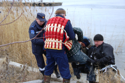 Pariu cu viata: Doi barbati au pariat ca vor trece lacul Ghidighici inotand, dar au fost la un pas de a se ineca. Salvatorii i-au observat si i-au scos la timp din apa rece Pariu cu viata: Doi barbati au pariat ca vor trece lacul Ghidighici inotand, dar au fost la un pas de a se ineca. Salvatorii i-au observat si i-au scos la timp din apa rece