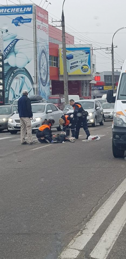 Un barbat a fost lovit in plin de o masina chiar pe trecerea de pietoni. Martorii: "Era culoarea verde la semafor" - FOTO Un barbat a fost lovit in plin de o masina chiar pe trecerea de pietoni. Martorii: "Era culoarea verde la semafor" - FOTO