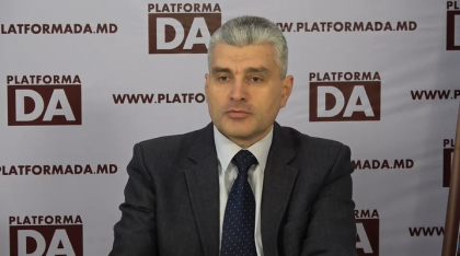 Alexandru Slusari sustine ca ar fi fost telefonat de catre o persoana care are legaturi cu PD chiar in prima zi dupa alegeri: " M-a telefonat un cunoscut vechi cu care nu am vorbit de cativa ani si a solicitat sa ne intalnim"