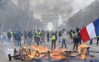 120 de arestati dupa protestul "vestelor galbene" din Paris. Scene de razboi pe strazi - FOTO/VIDEO 120 de arestati dupa protestul "vestelor galbene" din Paris. Scene de razboi pe strazi - FOTO/VIDEO