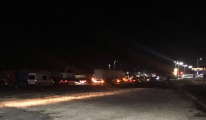 17 transportatori de pasageri si colete, amendati de MEI, ANTA, FISC si politia de frontiera, dupa controalele efectuate la cateva puncte vamale. Soferii au protestat la Vama Leuseni - FOTO