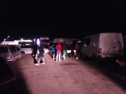 Politia din Hancesti spune ca protestatarii de la Vama Leuseni au blocat drumul din ambele parti dupa ce si-au parcat masinile perpendicular chiar in mijlocul strazii. Soferii au cerut prezenta conducerii ANTA Politia din Hancesti spune ca protestatarii de la Vama Leuseni au blocat drumul din ambele parti dupa ce si-au parcat masinile perpendicular chiar in mijlocul strazii. Soferii au cerut prezenta conducerii ANTA