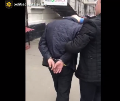 Afacere esuata pentru un barbat din capitala. Ce au gasit politistii in locuinta acestuia de la Buiucani. Acum risca pana la 15 ani de inchisoare - VIDEO Afacere esuata pentru un barbat din capitala. Ce au gasit politistii in locuinta acestuia de la Buiucani. Acum risca pana la 15 ani de inchisoare - VIDEO