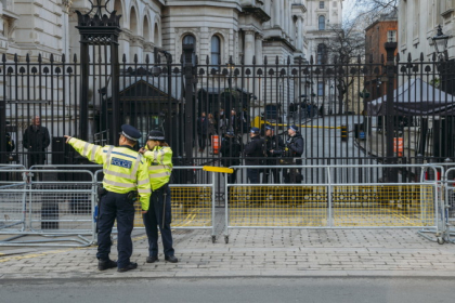 Trei romani jefuiau turisti in centrul Londrei dandu-se drept politisti. Metoda lor Trei romani jefuiau turisti in centrul Londrei dandu-se drept politisti. Metoda lor