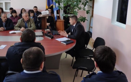 Dupa ce ieri trei angajati si un sef de directie de la Serviciul Vamal au fost retinuti intr-un dosar de coruptie, astazi CNA a inceput sa le ofere lectii de integritate celor de la Vama - FOTO
