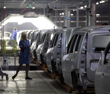 Rusia isi sacrifica economia prin criza din Ucraina. Uzina care da afara 13.000 de oameni