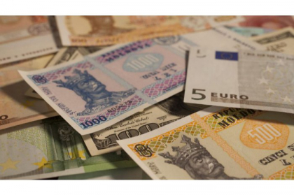 Euro si dolarul isi vor continua scumpirea - Moldpres.md