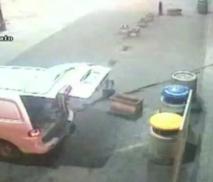 Imagini camera de supraveghere. Bancomat furat cu franghia si toporul - doi romani arestati in Italia Imagini camera de supraveghere. Bancomat furat cu franghia si toporul - doi romani arestati in Italia