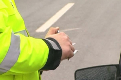 Se dadea drept politist si cerea bani de la soferi. Un barbat, retinut de CNA Se dadea drept politist si cerea bani de la soferi. Un barbat, retinut de CNA