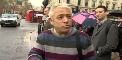 Cum a fost surprins speaker-ul britanic cu origini in Romania: "Merge pe jos, intr-un pulover vechi si pantaloni intinsi pe genunchi". Felul in care apare in strada, fara a avea paza in spate, a starnit un val de discutii - VIDEO Cum a fost surprins speaker-ul britanic cu origini in Romania: "Merge pe jos, intr-un pulover vechi si pantaloni intinsi pe genunchi". Felul in care apare in strada, fara a avea paza in spate, a starnit un val de discutii - VIDEO