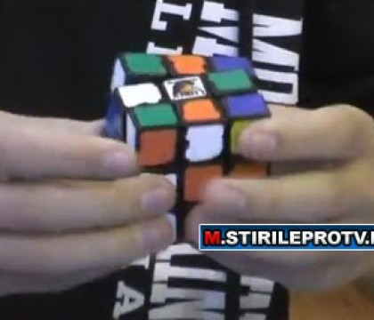 Rezolva un cub Rubik in mai putin de un minut, legat la ochi. Imaginile care i-au impresionat pe americani