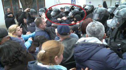 Ce spune politia despre utilizarea gazelor lacrimogene la protestul de sustinere a lui Gheorghe Petic: "Legalitatea actiunilor politistului urmeaza a fi examinata de procuratura din Orhei" Ce spune politia despre utilizarea gazelor lacrimogene la protestul de sustinere a lui Gheorghe Petic: "Legalitatea actiunilor politistului urmeaza a fi examinata de procuratura din Orhei"