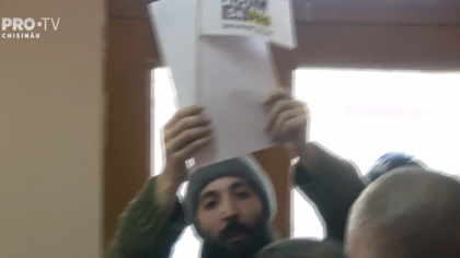 Dorin Chirtoaca: "Gheorghe Petic nu este un violator! Acest "viol" i-a fost inscenat, pentru ca el a indraznit, fiind fost politist de frontiera, sa se opuna regimului Plahotniuc. Totul a fost fabricat si inscenat" Dorin Chirtoaca: "Gheorghe Petic nu este un violator! Acest "viol" i-a fost inscenat, pentru ca el a indraznit, fiind fost politist de frontiera, sa se opuna regimului Plahotniuc. Totul a fost fabricat si inscenat"