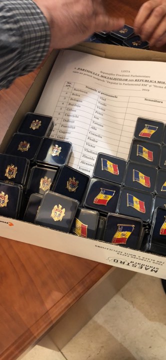 Ce primesc noii deputatii, atunci cand intra in parlament: indiferent de afilierea politica, sunt obligati sa le poarte - GALERIE FOTO