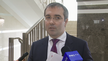 Sotia lui Sergiu Sirbu sustine ca deputatul ar fi fost batut de activistul Pavel Grigorciuc dupa sedinta Parlamentului. Responsabili de la urgenta spun ca acum medicii il examineaza pe democrat Sotia lui Sergiu Sirbu sustine ca deputatul ar fi fost batut de activistul Pavel Grigorciuc dupa sedinta Parlamentului. Responsabili de la urgenta spun ca acum medicii il examineaza pe democrat
