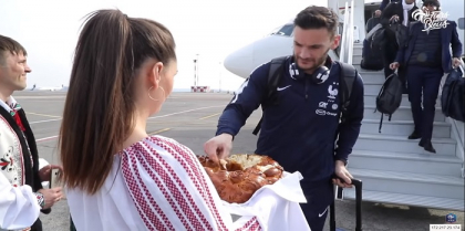 Campionii mondiali s-au filmat cum au ajuns din Franta in Moldova. La aeroport, intampinati cu paine si sare. Zeci de fani le-au cerut autografe - VIDEO Campionii mondiali s-au filmat cum au ajuns din Franta in Moldova. La aeroport, intampinati cu paine si sare. Zeci de fani le-au cerut autografe - VIDEO