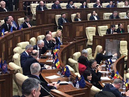 Dumitru Alaiba despre Marina Tauber si parasolarul: "A realizat din prima zi ca locul de Mihai Ghimpu este liber in noul parlament. Instinctul de a se proteja de blocul ACUM este unul corect. Are de ce se teme" - FOTO