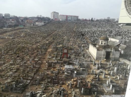 Comunitatea evreiasca solicita Guvernului sa preia lucrarile de restabilire a mormintelor distruse la cimitirul evreiesc din capitala Comunitatea evreiasca solicita Guvernului sa preia lucrarile de restabilire a mormintelor distruse la cimitirul evreiesc din capitala
