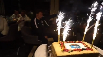 Vedeta francezilor, Antoine Griezman si-a sarbatorit ziua de nastere la Chisinau. Cu aceasta ocazie, coechipierii sai l-au felicitat cu un tort imens, i-au cantat "la multi ani" Vedeta francezilor, Antoine Griezman si-a sarbatorit ziua de nastere la Chisinau. Cu aceasta ocazie, coechipierii sai l-au felicitat cu un tort imens, i-au cantat "la multi ani"