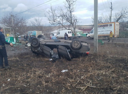 Accident grav in raionul Cimislia. O masina a intrat intr-un gard si s-a rasturnat - FOTO