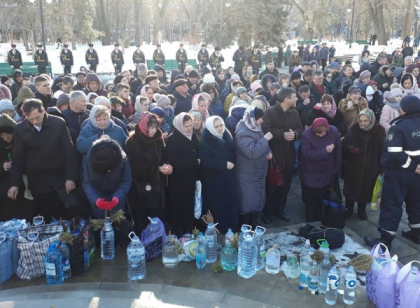Zeci de credinciosi au venit astazi, de Boboteaza, la Catedrala din centrul capitalei dupa apa sfintita - GALERIE FOTO